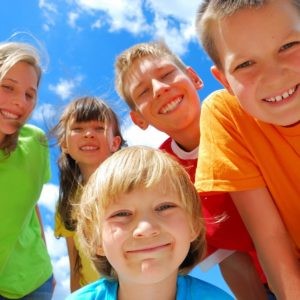 Smiling Children Outdoors Ripartire dai loro (e dai nostri) bisogni