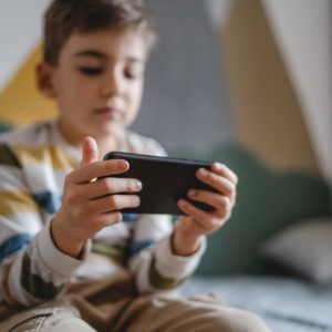 smartphone_bambino Tecnologie e sviluppo psico fisico